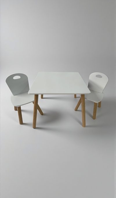 Kindertisch mit 2 Stühlen